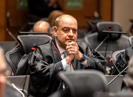 Julgar e administrar são naturezas muito diferentes